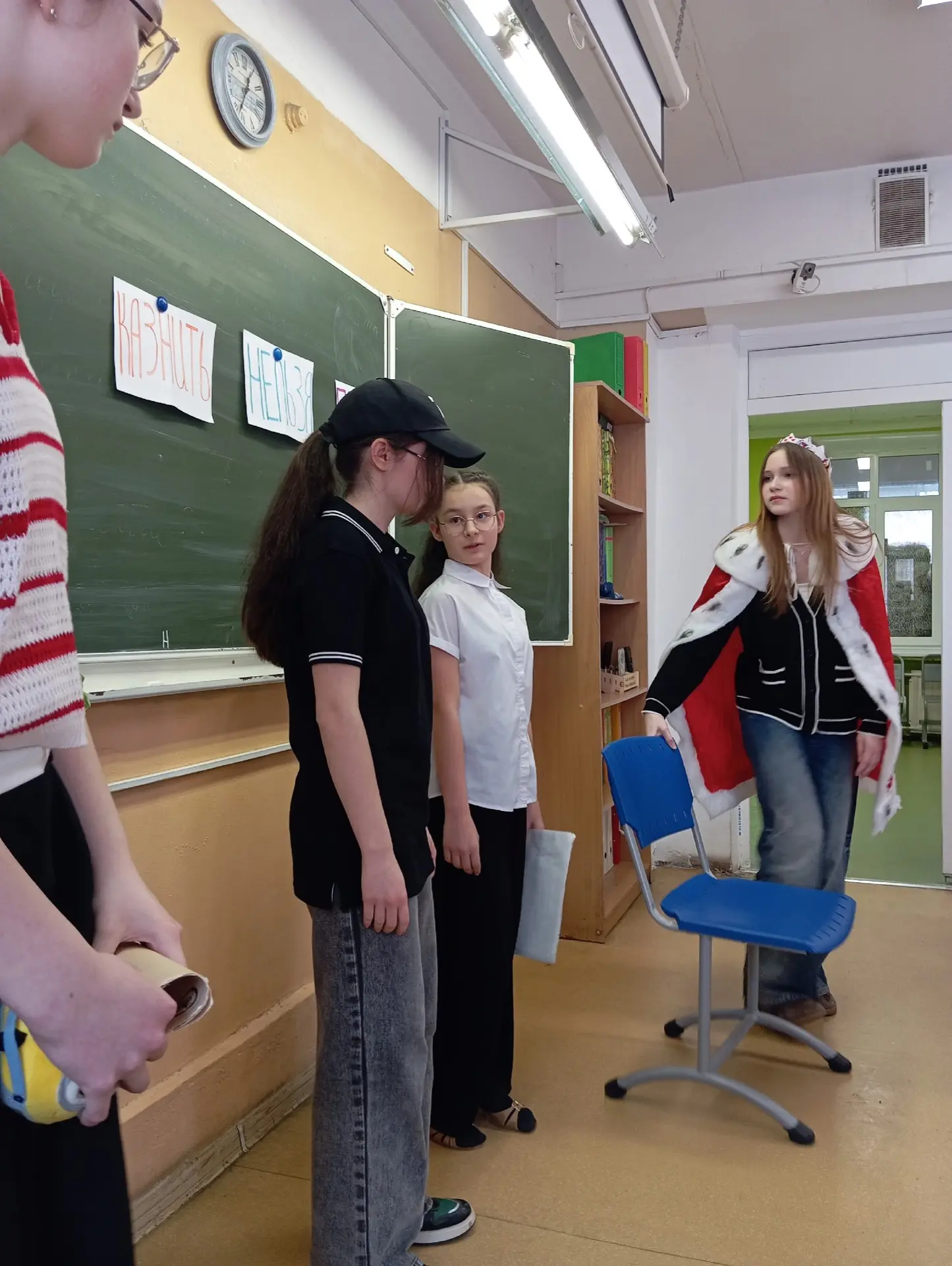 ✨ Премьера спектакля «В стране невыученных уроков»!  Наши восьмиклассники подготовили постановку по 