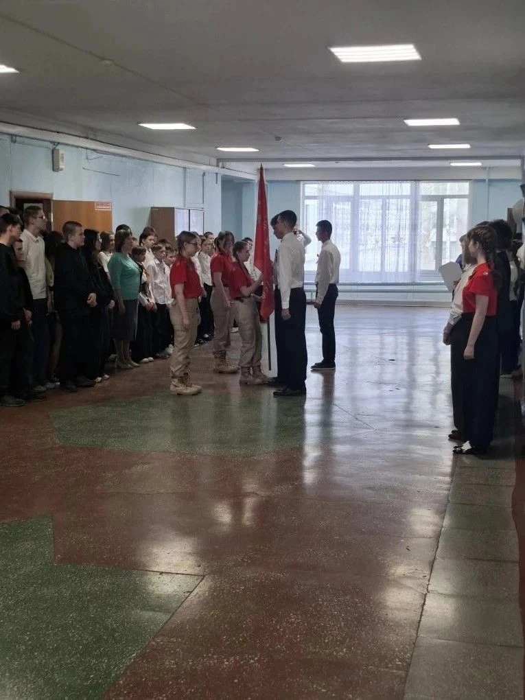 🎖️ Вахта памяти у Знамени Победы: дань уважения героям 🎖️С 28 апреля по 5 мая в нашей школе проходил