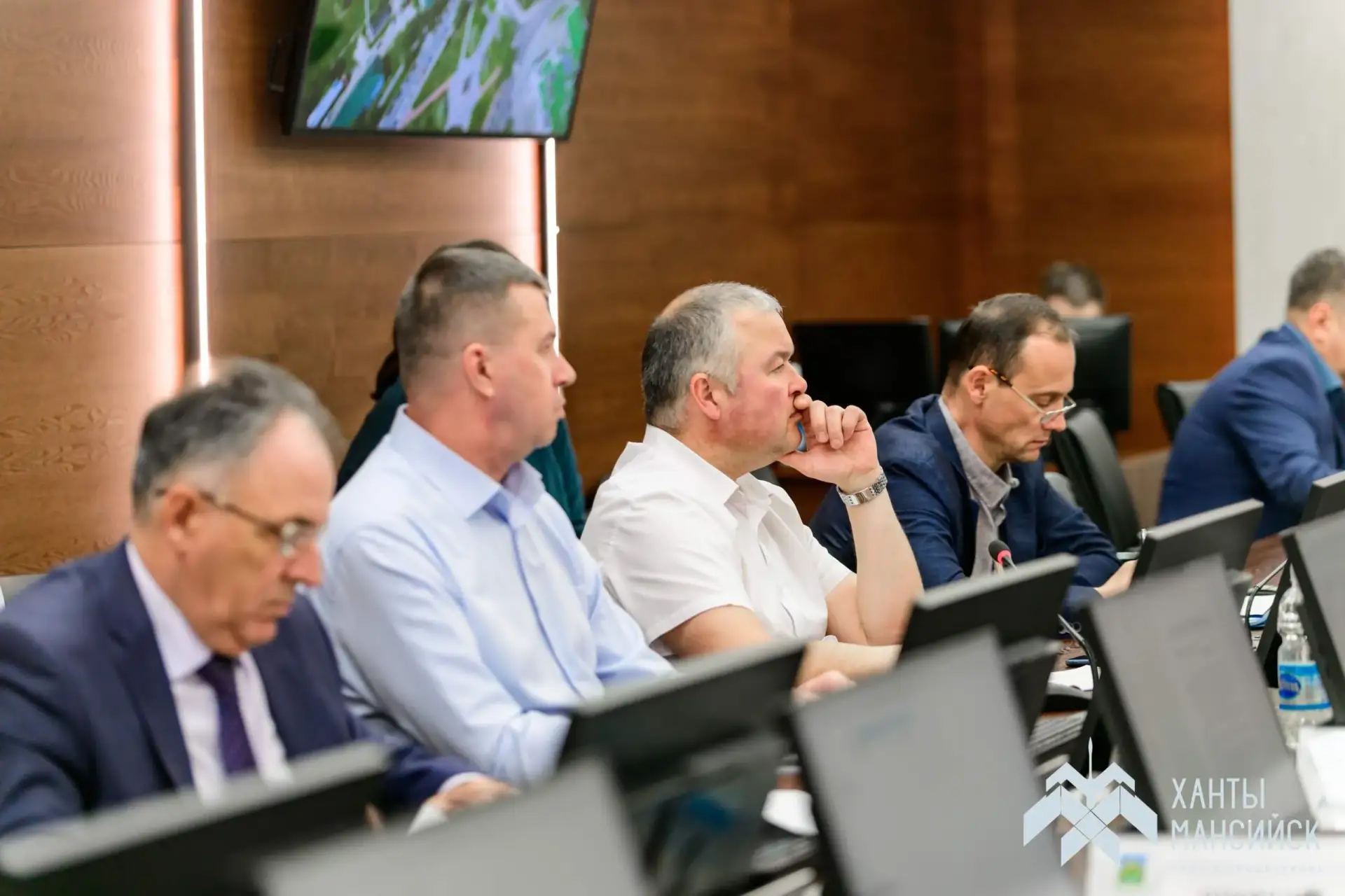 В Ханты-Мансийске прошло заседание комитета по городскому хозяйству Думы города 🏛️  📝 На нём обсудил