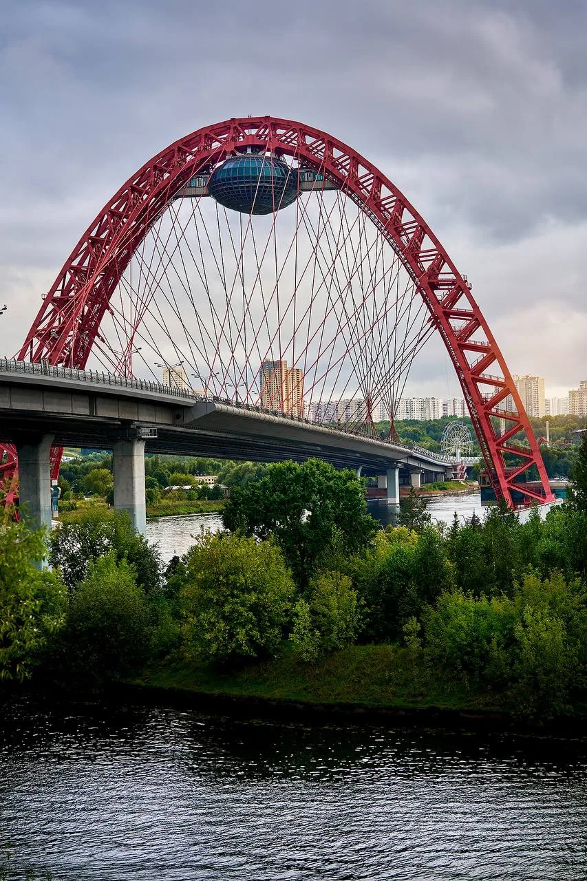 Живописный мост #РайонКрылатское  📌 В Москве это был первый мост с вантовой конструкцией.  📍 Координ
