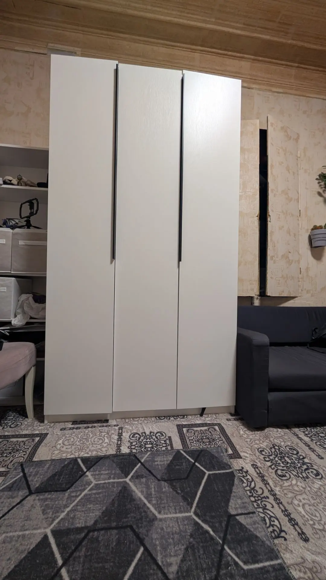 Шкаф куплен за 12 тысяч рублей (с доставкой до дома), Яндекс, диванчик рядом стоит - за...