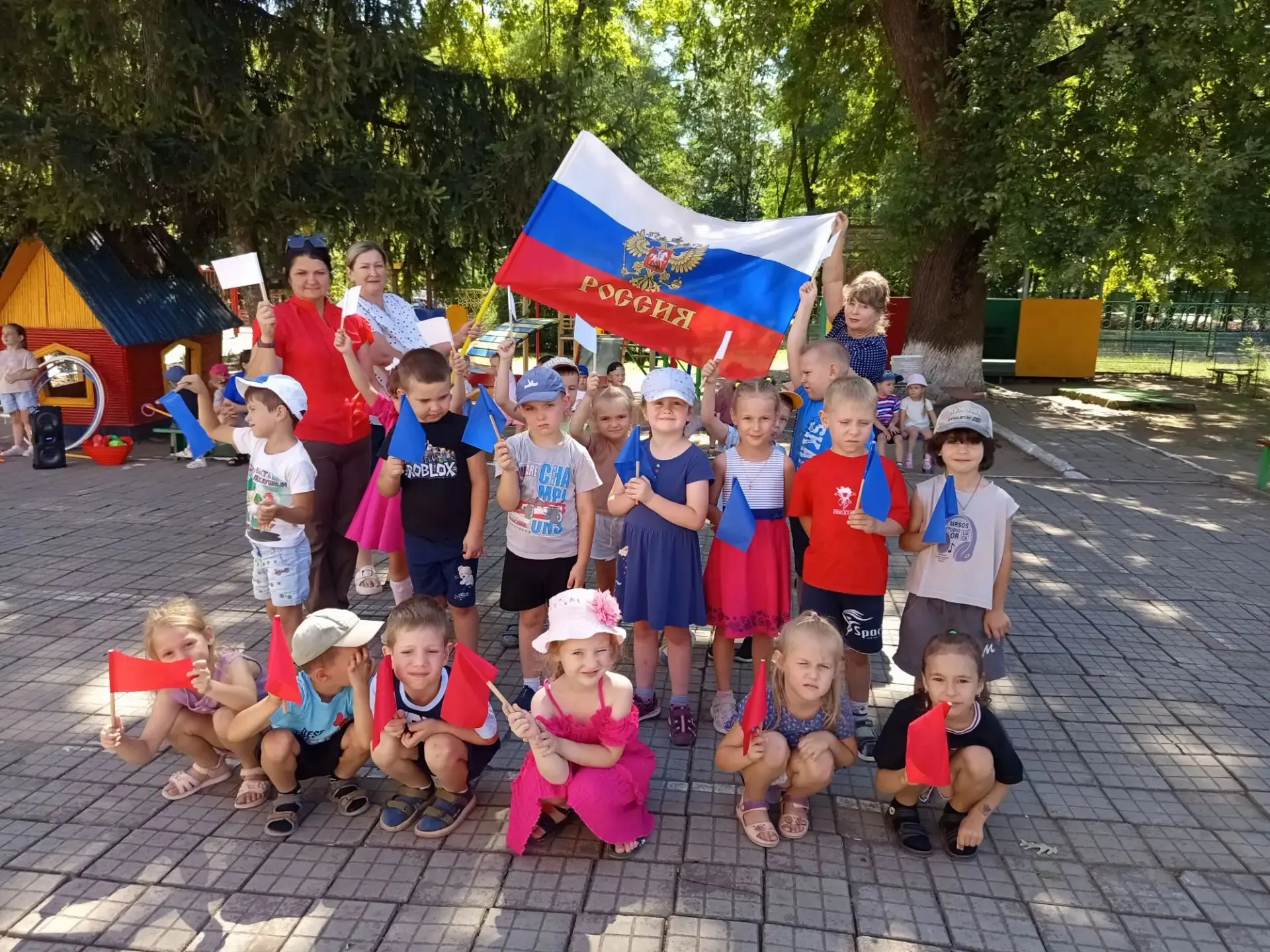🎉 В нашем детском саду ярко и дружно отметили День Государственного флага Российской Ф...