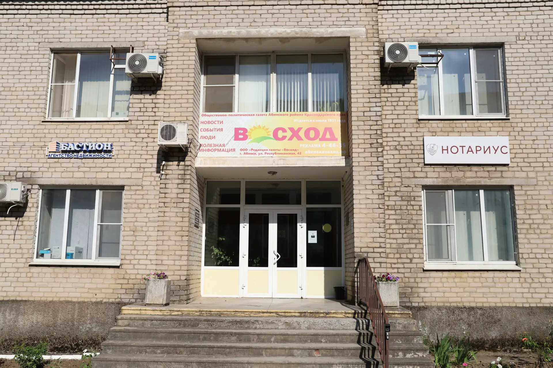🏢 СДАЁТСЯ В АРЕНДУ 
офисное помещение, 
S=25.5 м.кв..
📍Офис находится на первом этаже редакции газ