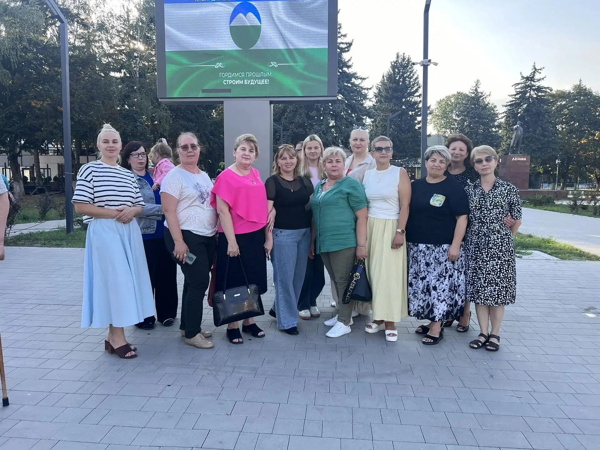 Коллектив на празднике ко Дню Государственности Кабардино-Балкарской Республики. Ярким ...