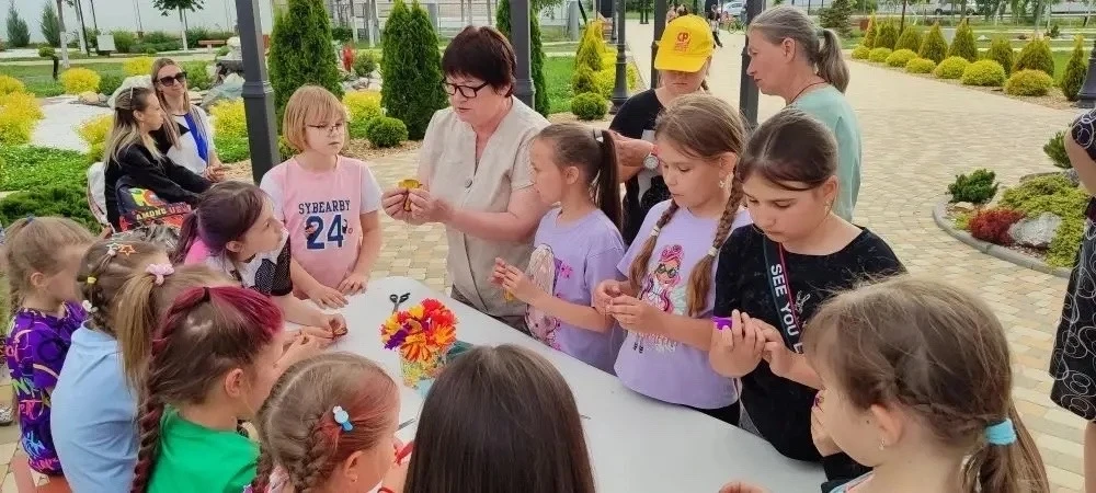 В парке «Железнодорожный» прошёл творческий мастер-класс для детей «Мастерим в парке». ...
