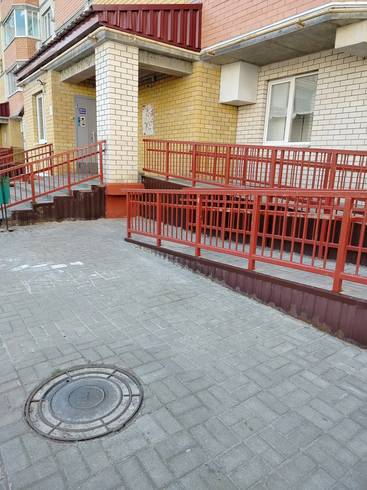 Агапкина д.15 - проведена расчистка швов тротуарной плитки от мха