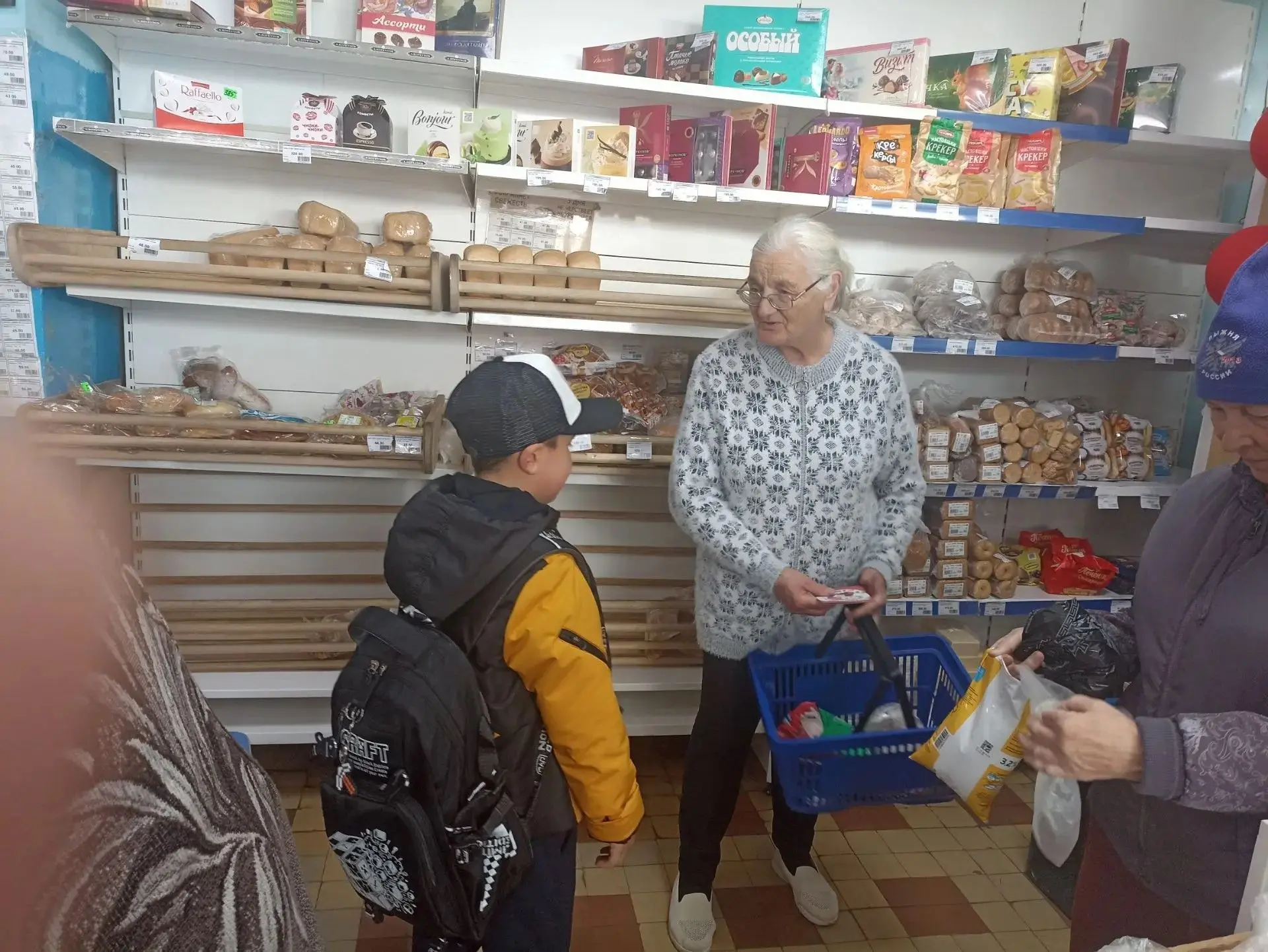 Связь поколений: наши школьники поздравили старшее поколение.