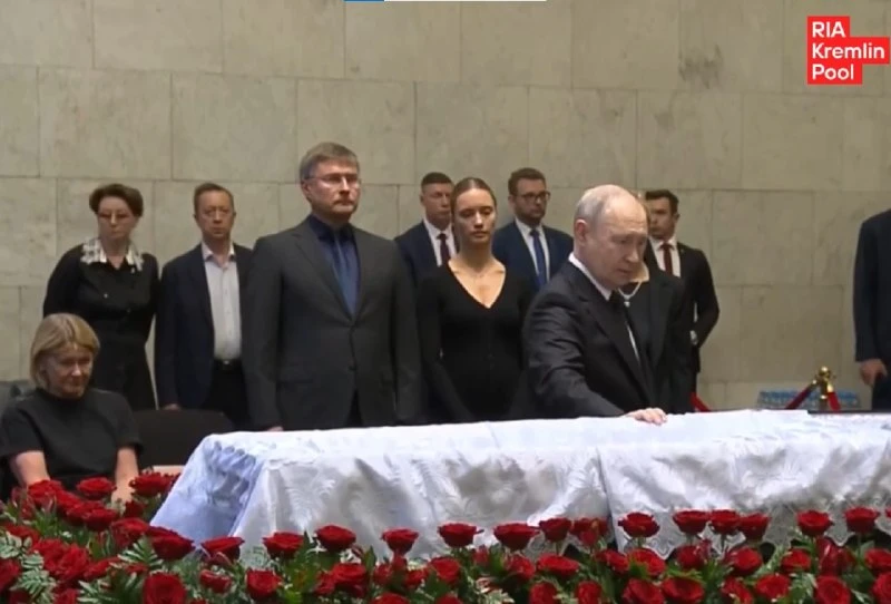 Перекрестился у гроба товарища и принес соболезнования вдове. Путин на похоронах бывшег...