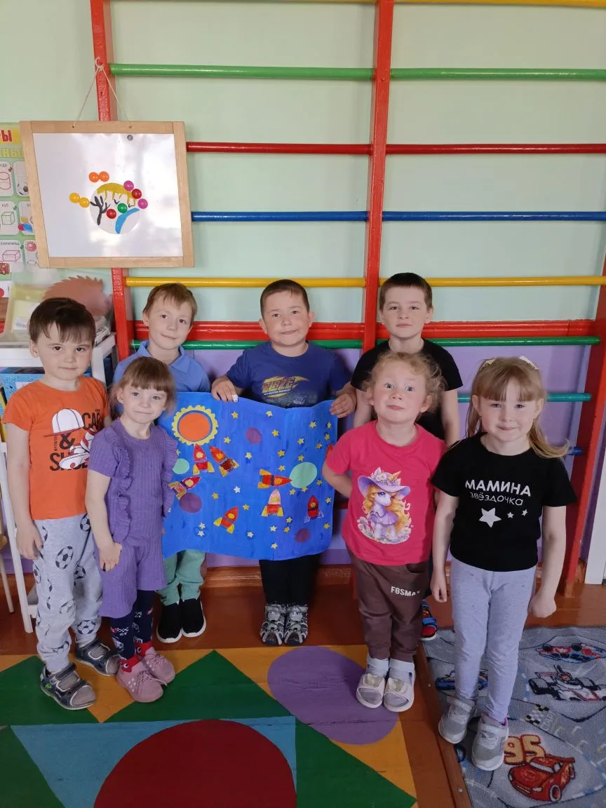 Коллективная аппликация на тему "Космос" с элементами раскрашивания.
