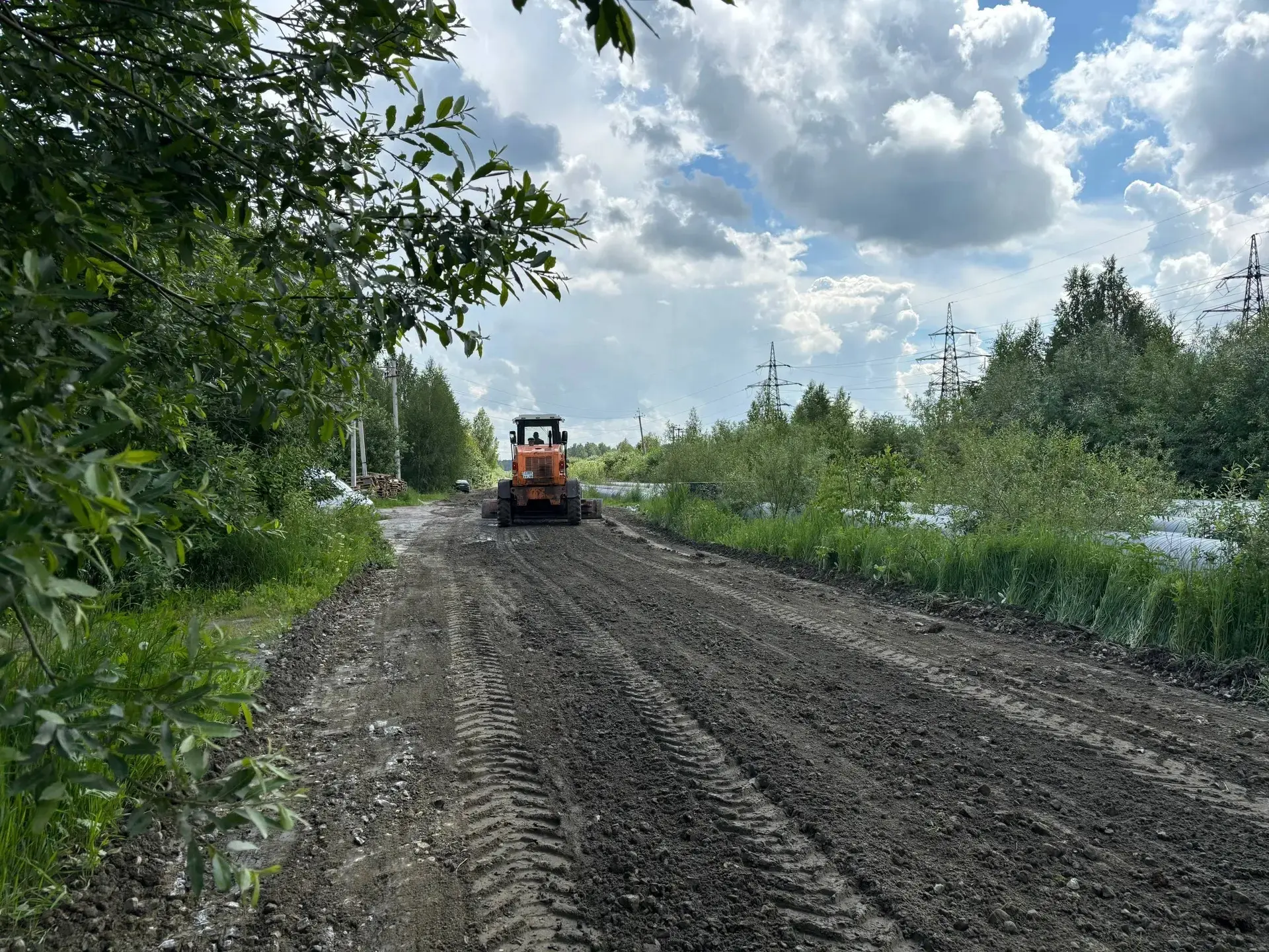 🚜 В СРЕДНЕУРАЛЬСКЕ ПРОВОДЯТ ГРЕЙДИРОВАНИЕ ДОРОГИ 

Вчера была отгрейдирована дорога в посёлке Кирпи