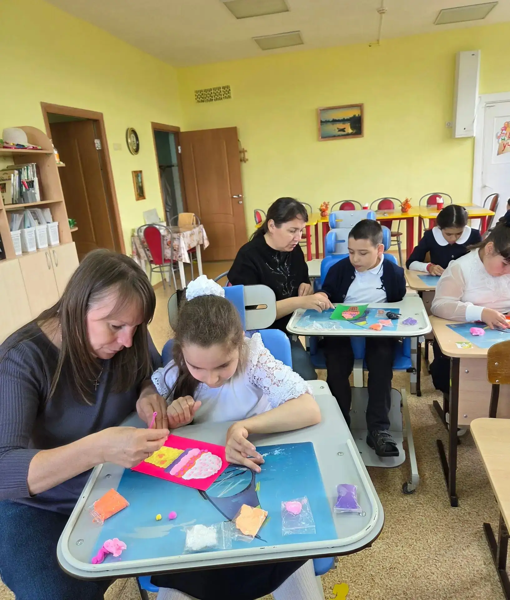 ПЛАСТИЛИНОВЫЕ КАЛОРИИ: 2Э КЛАСС СЛЕПИЛ СЛАДКИЕ ПОДАРКИ ДЛЯ УЧИТЕЛЯ КО ДНЮ УЧИТЕЛЯ