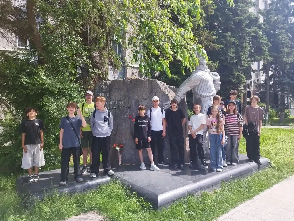 Сегодня 9 июня отряд "Краеведы" посетил памятник Юрию Эрвье, ребята обсудили его вклад ...