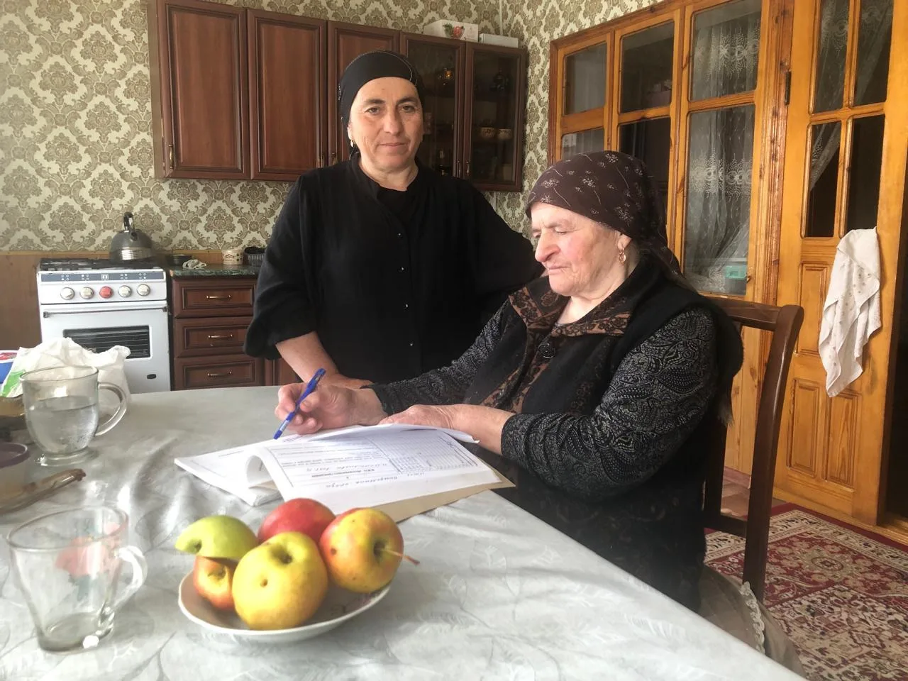 В селении Ашали визиты социального работника Патимат Хайрудиновой  к её подопечной Омаровой Халимат 