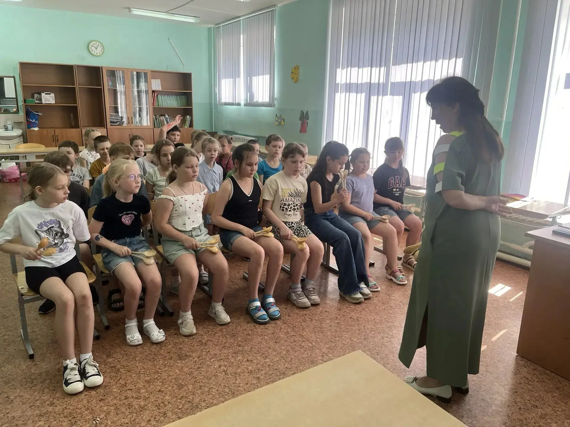 Сегодня в летнем лагере гимназии «Ромашка» прошёл необычный день — День деревянной ложки! 
Ребята от