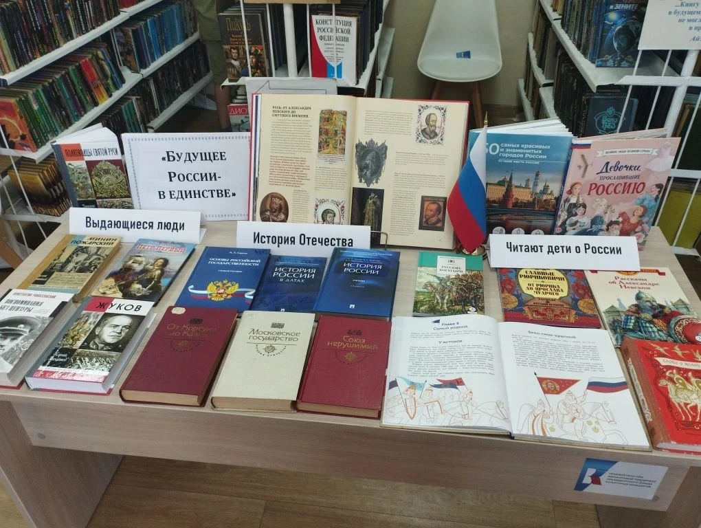 Аукцион со смайликами и раздача подарков🎁, экскурсия по библиотеке ♟очень понравилась ...