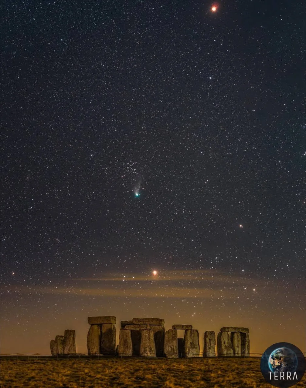 Всем хорошего вечера ✨ 

☄️ На снимке комета, Альдебаран и Марс над знаменитым Стоунхенджем!

Стоунх