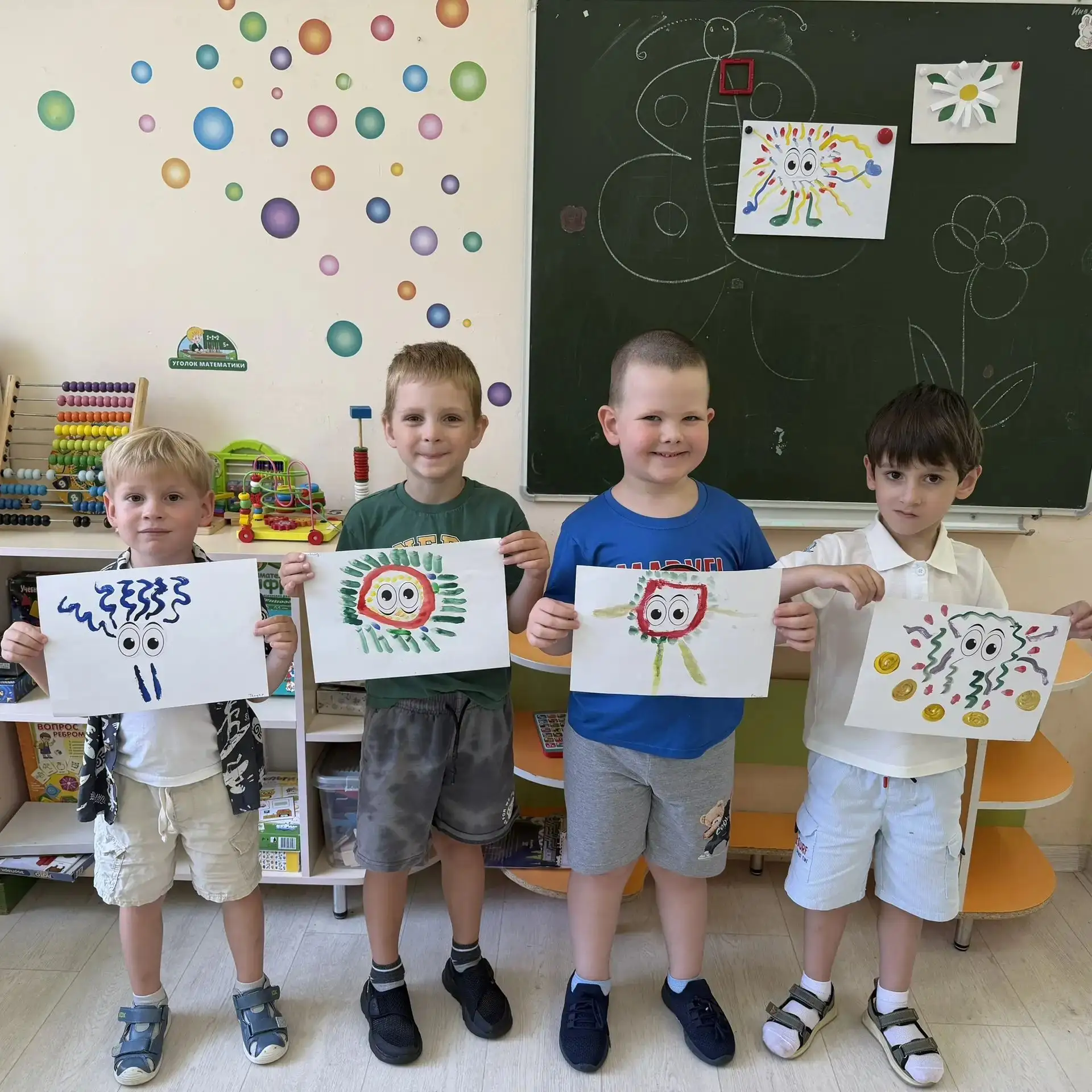🎨 Творческий день в группе #3! 🎨

Ребята под руководством Мильды Григорьевны Федосеевой занимались