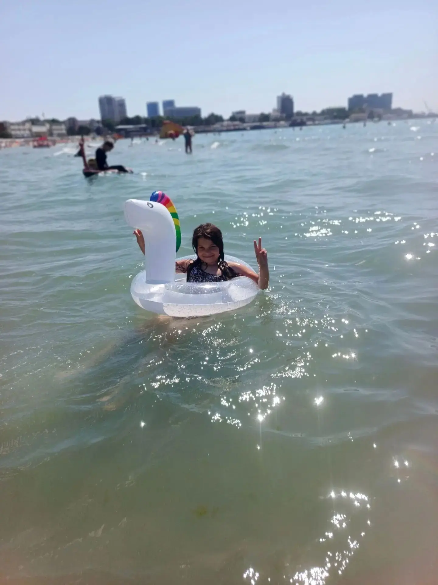 Дарина продолжает наслаждаться морем и солнцем 🏖
А что делаешь на каникулах ты???
Ждем ваши интерес