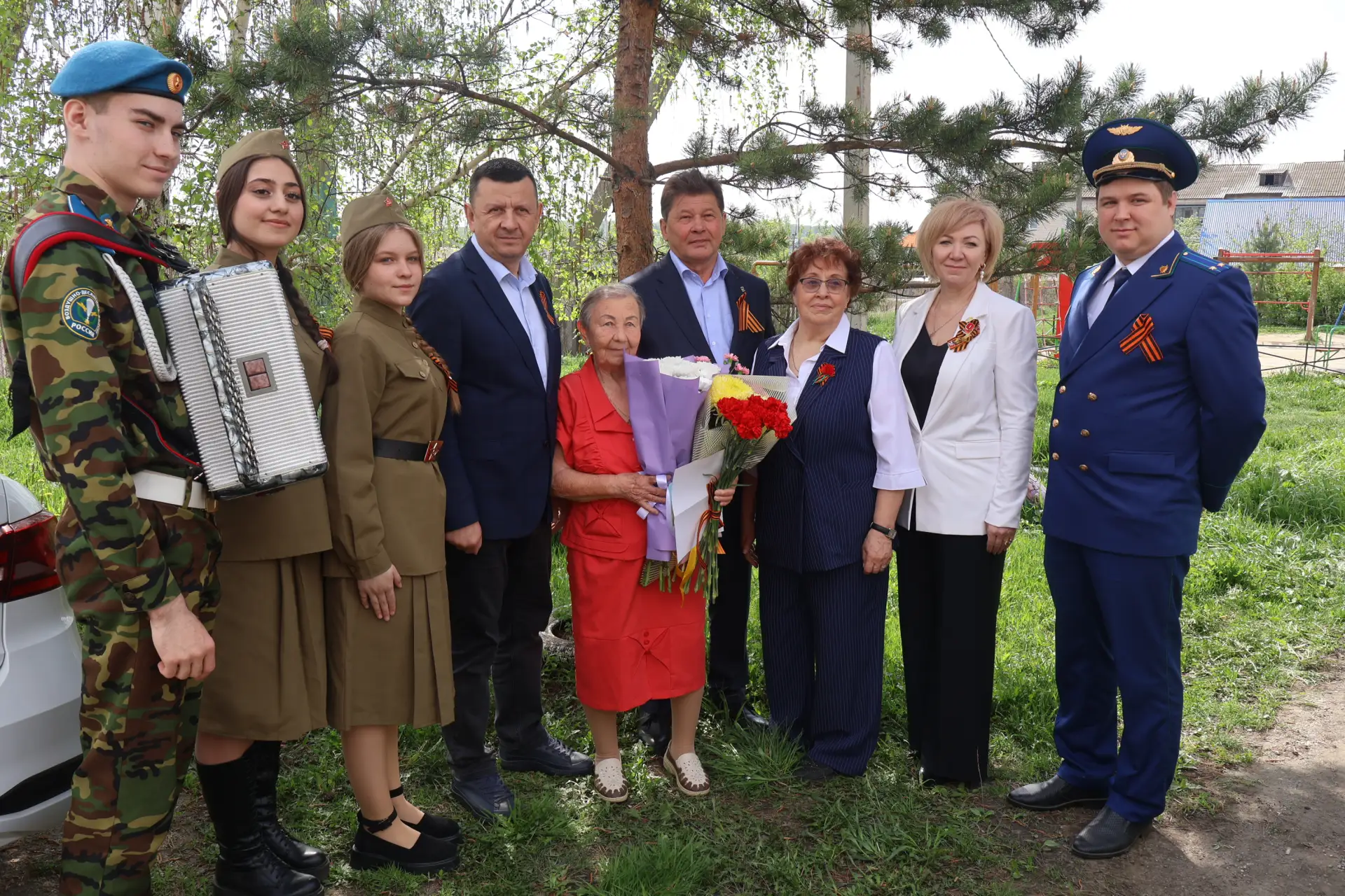 Ученики Миасской школы №1 приняли участие в поздравлении ветерана с Днем Победы