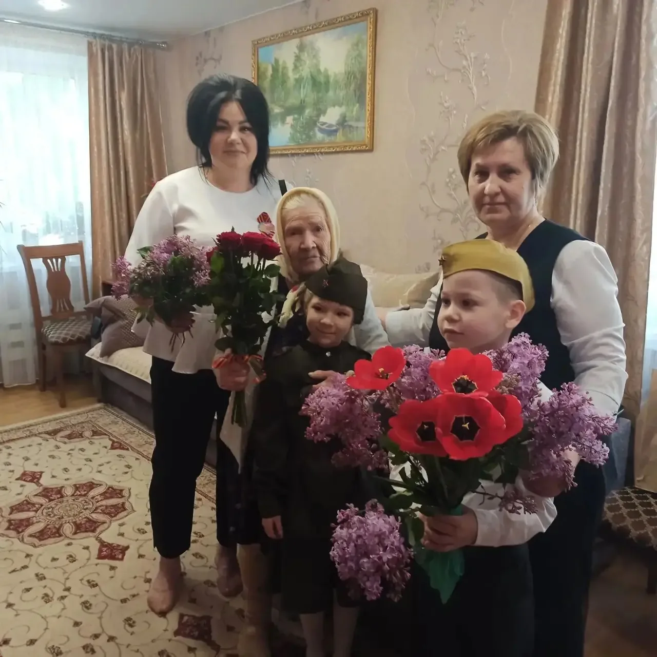 Педагоги и воспитанники  детского сада поздравили с Днём Победы ветерана. Здоровья, мира  и добра Ва