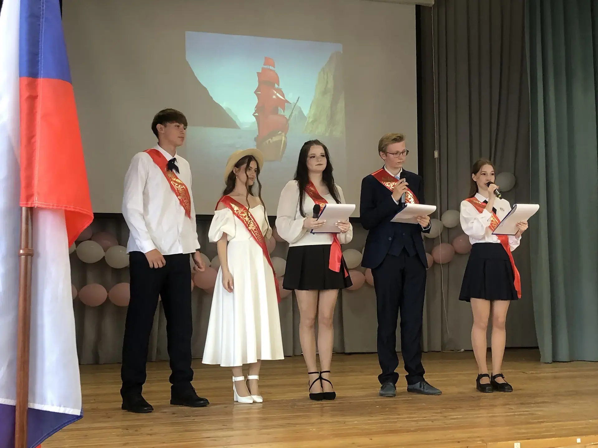🚀 Последний звонок для 9-х классов: новый этап, но приключения не заканчиваются!
