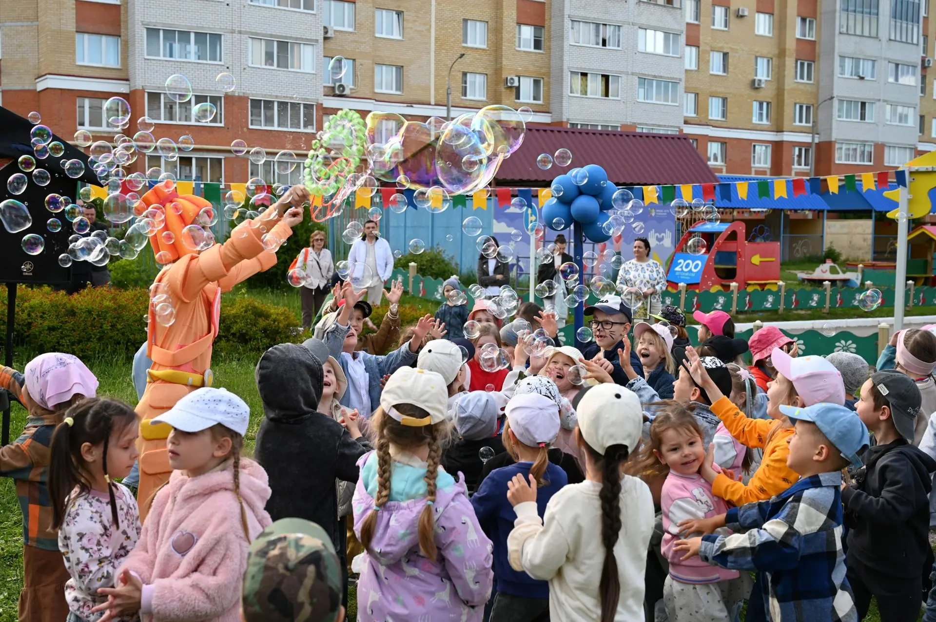 🌞 «Здравствуй, лето!»: порадовали детей

В День защиты детей команда АО «ЭЛАРА» отправилась порадов