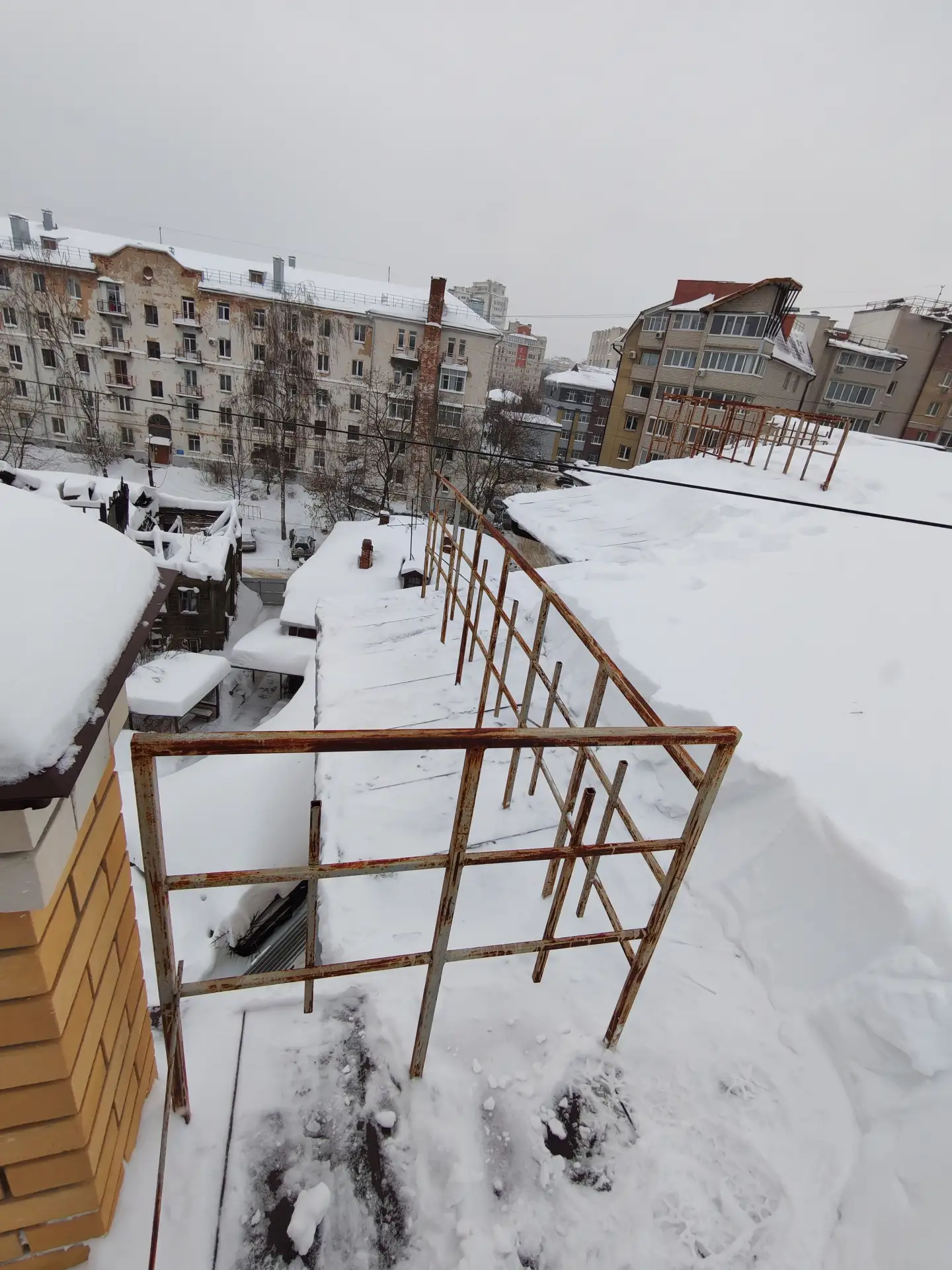 Производится планомерная уборка снега с кровель