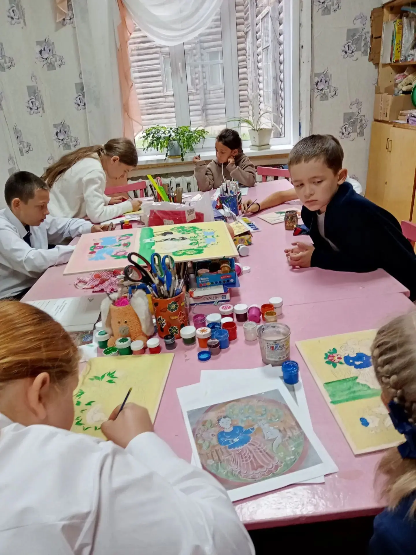 В коллективах объединения "Радуга творчества" занятия идут.