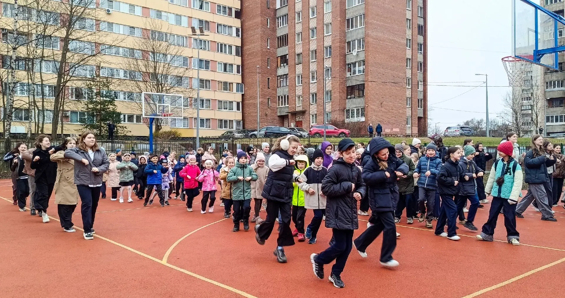 ☀️Бодрое утро в нашей школе!  Что может быть лучше зарядки на свежем воздухе? Только зарядка, котора