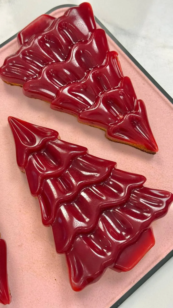 Мы никуда без ягодного вкуса 🍓 Своим клиентам я бы точно на выбор дала Ягодную елку!