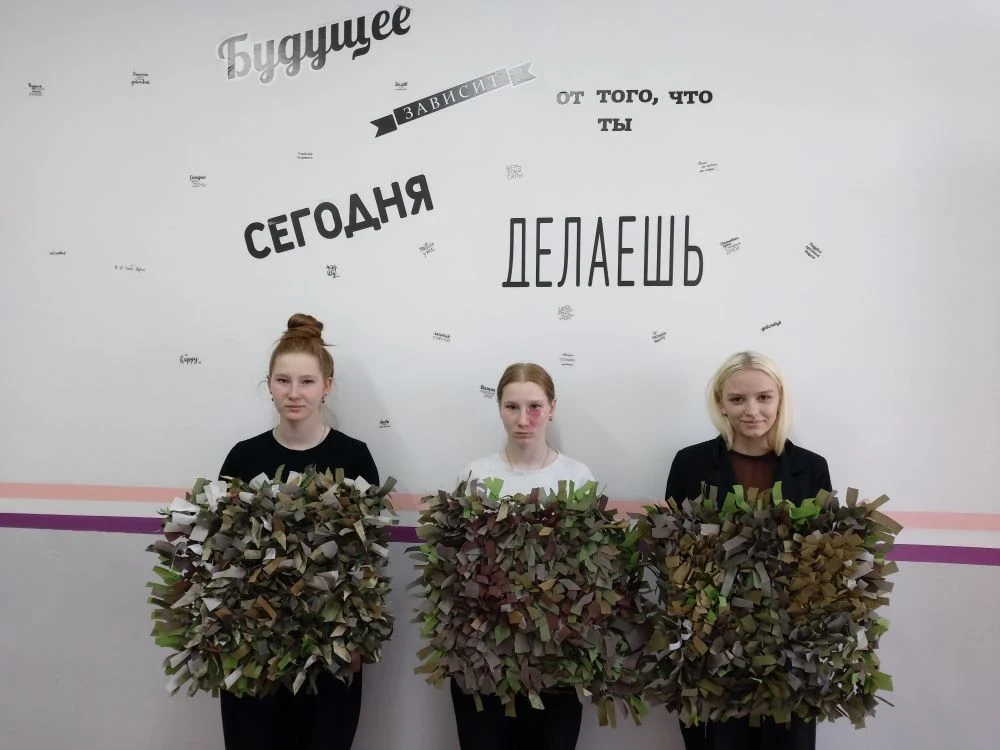 🇷🇺Маскировочные нашлемники для бойцов СВО.
Учащиеся и педагогиМБОУ «СОШ с. Ира» продолжают поддерж