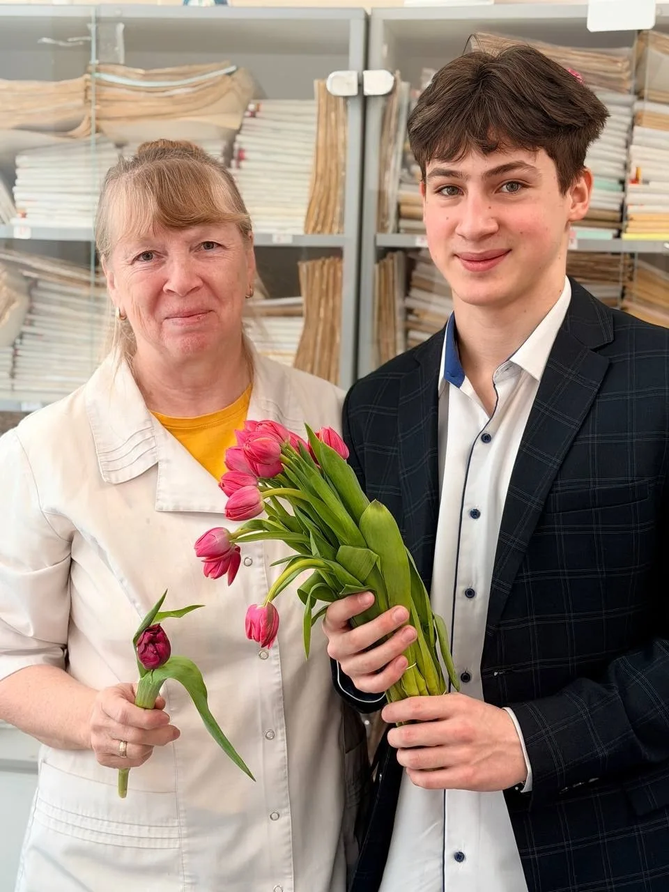 Пятница в лицее прошла в праздничной атмосфере в преддверии 8 Марта 🌸  Ученики старших классов поздр