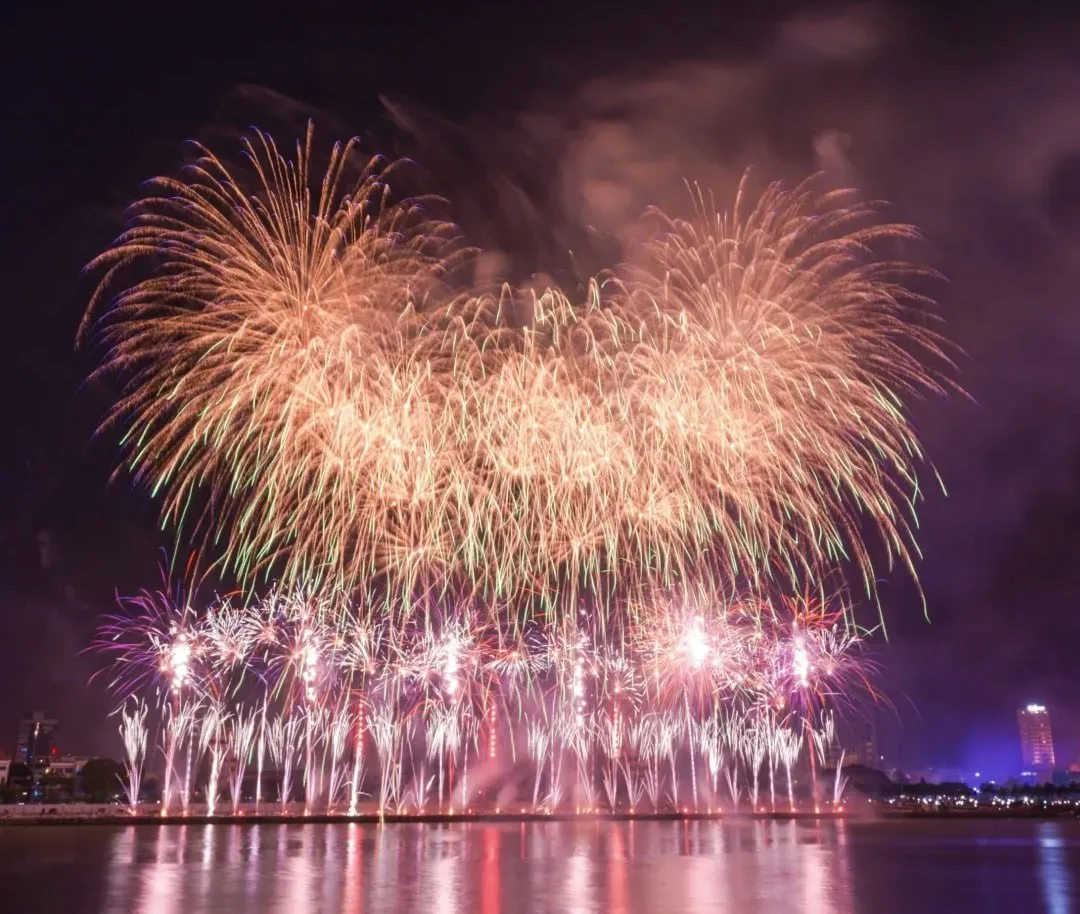 Самое время для яркого Дананга 🎆 (Вьетнам)

По традиции, с конца мая и до начала июня здесь проходи
