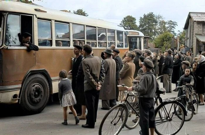 Проводы детей в летний пионерский лагерь. Ярославль. 1960-е годы.