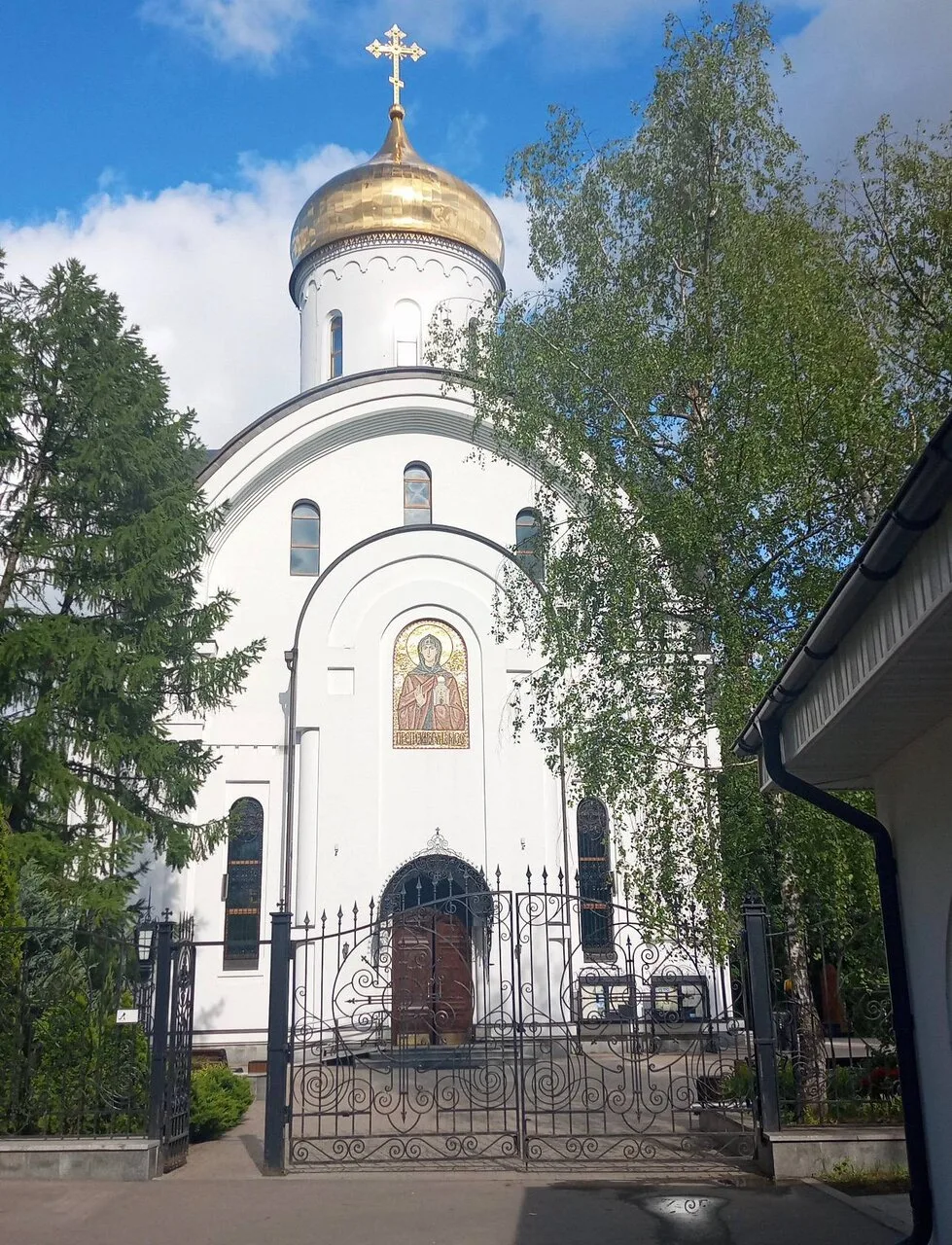 Храм святых благоверных князей Петра и Февронии в лучах летнего солнца.

Вы знали, что храм посвящён