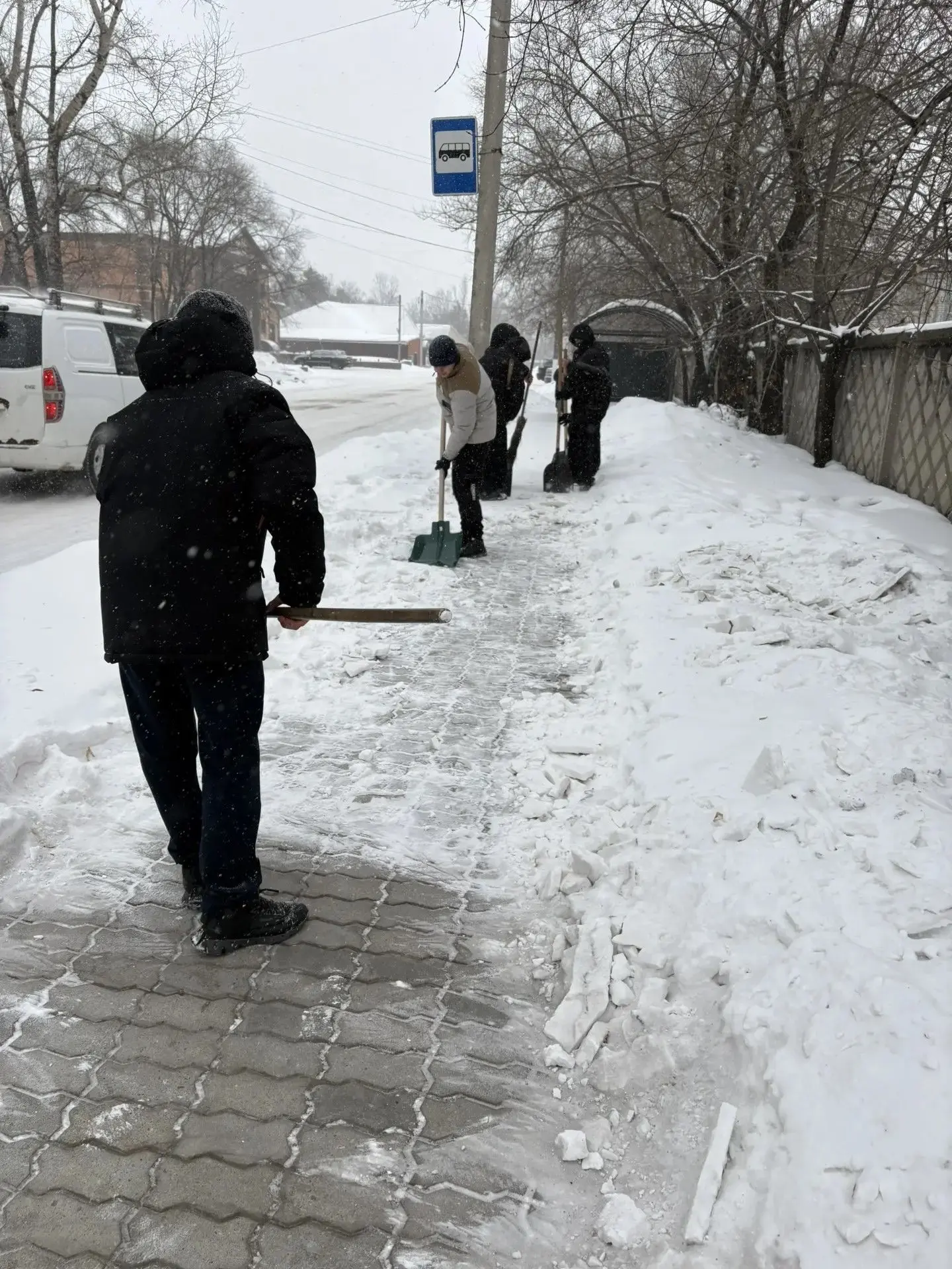 🟣Снег нам не помеха: старшеклассники в деле!  Зима проверяет нас на прочность, но наши старшеклассни