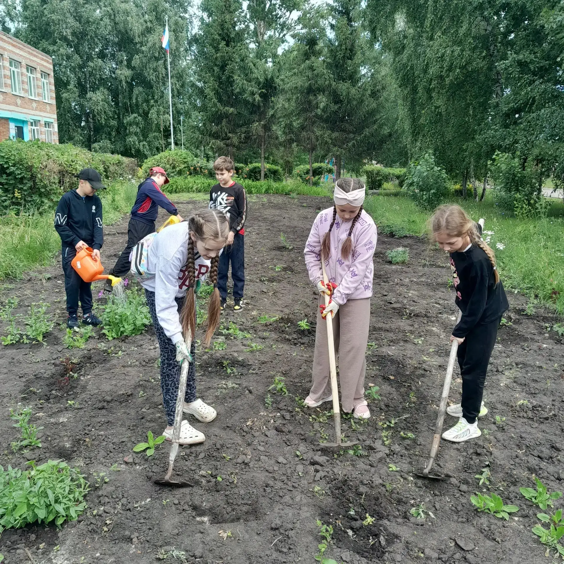 Ура, первый день летней трудовой практики в 4 классе!