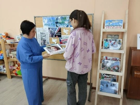 «Людям планеты – мир без тревоги и слез»: информационный стенд