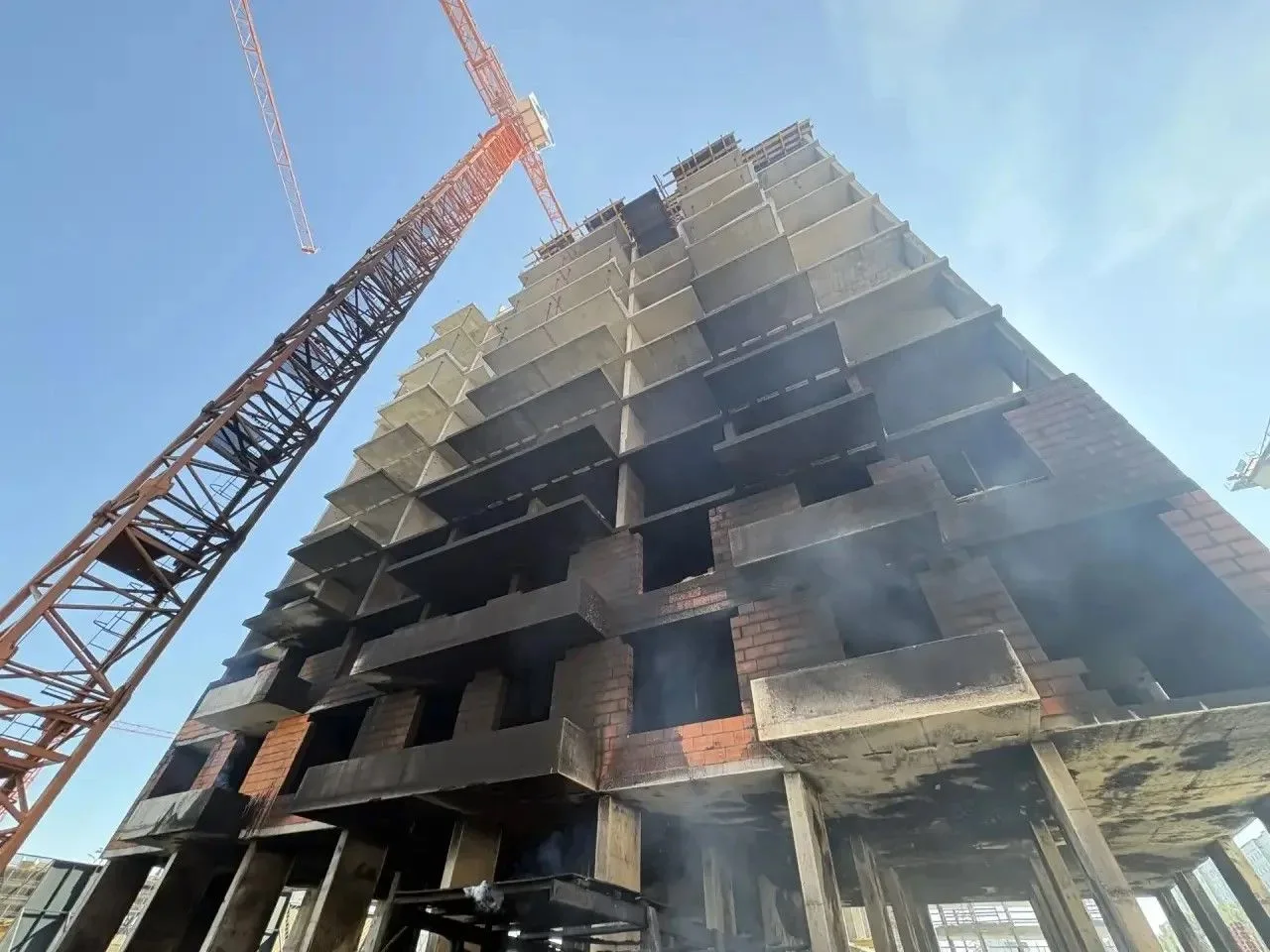 ⚡️В Омске при пожаре на улице Шаронова пострадали рабочие