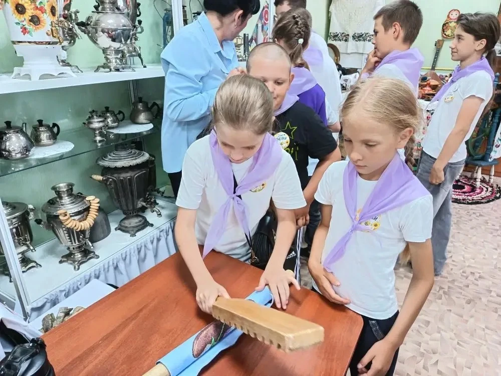 🏛️Путешествие в прошлое: воспитанники пришкольного лагеря посетили районный музей.
💡На днях  двери