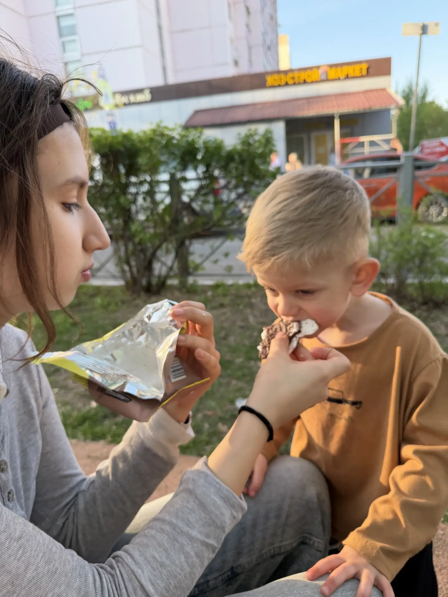 Доброе утро, друзья. На фото Саша отдает процент своего мороженого🤣 Лицо у нее как у меня, когда я п