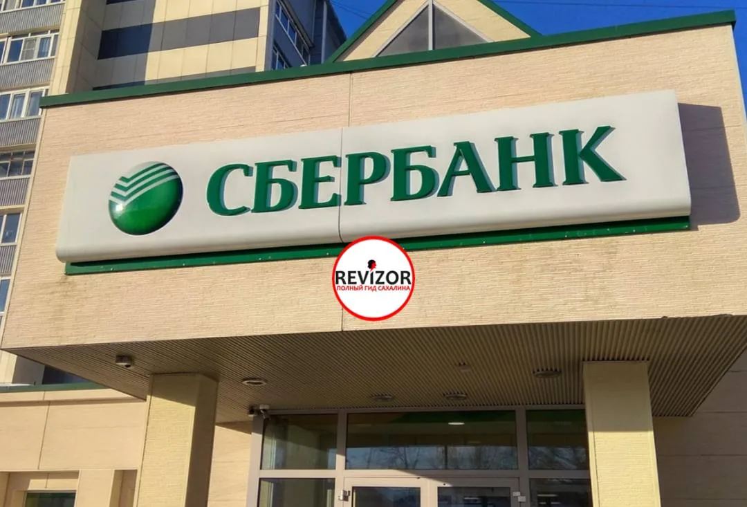 Обслуживание на 1. Сотрудники нерасторопные: перед клиентами ругаются между собой, отвлекаются. 

Ск