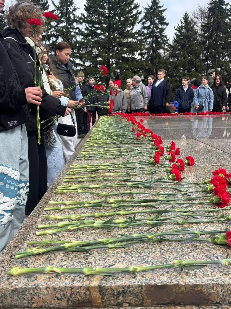В преддверии великого праздника: наша школа у Вечного огня 🔥  С каждым днём всё ближе 9 Мая — день н