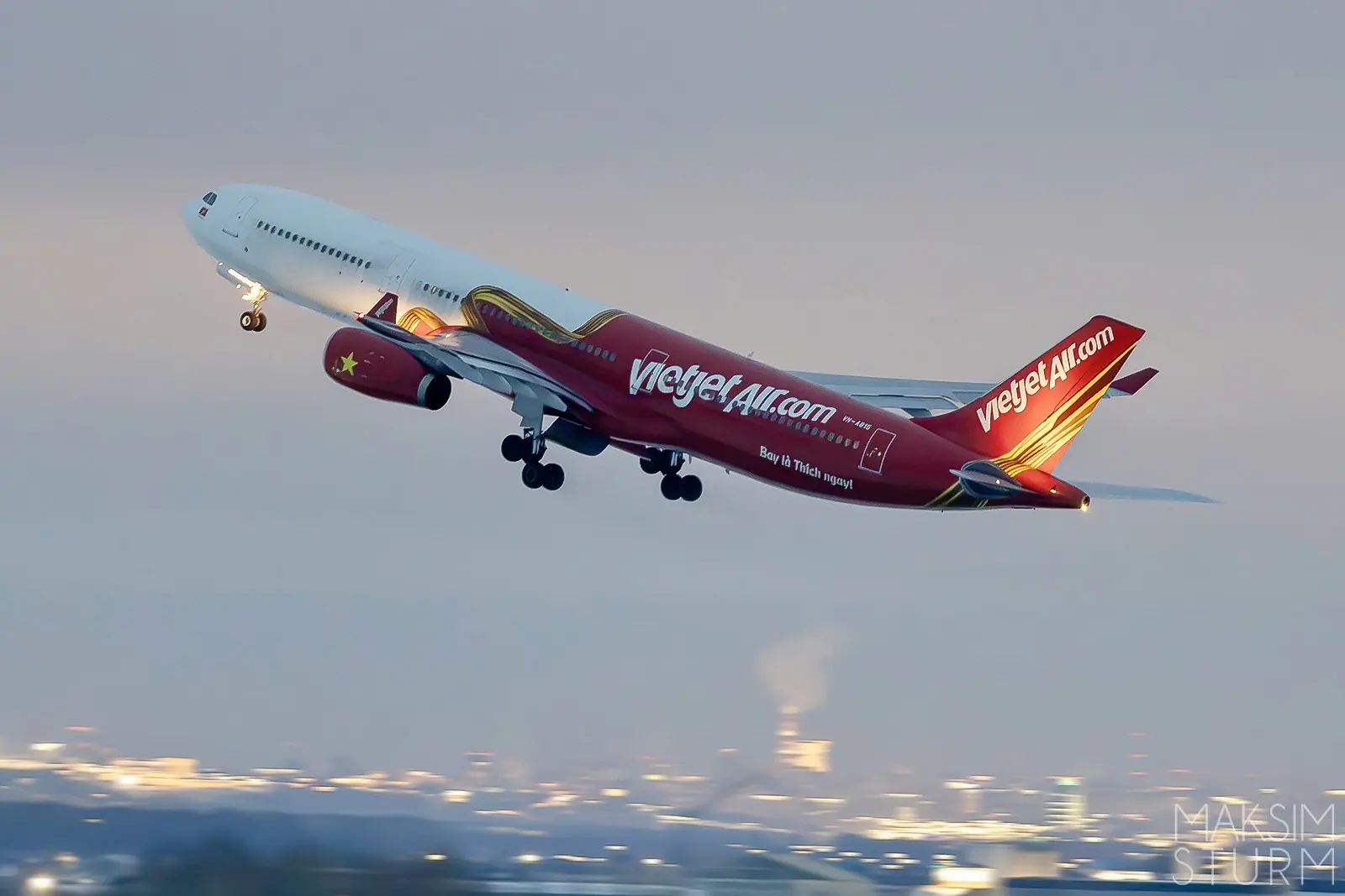 Вечерний #гостьперрона аэропорта «Уфа» — вьетнамский борт авиакомпании VietJet Air 🇻🇳  📸 Максим Штур