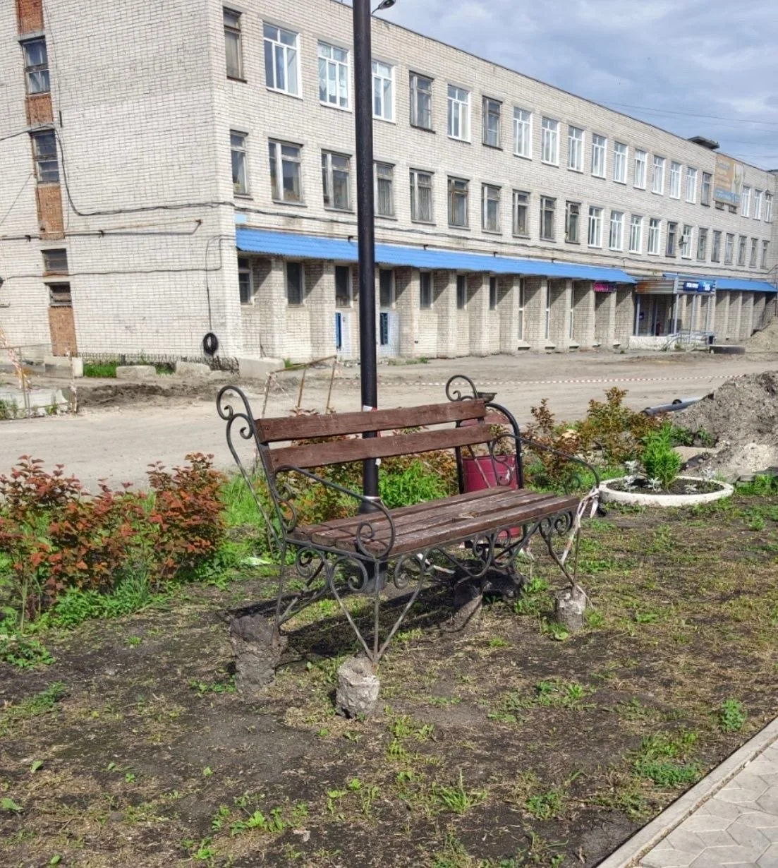Это что?) новый вид скамеек под названием "экстримальный"?