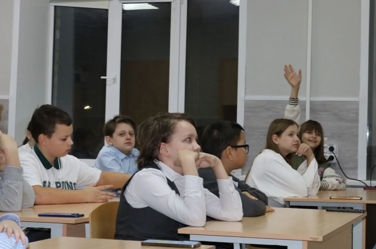 Разговор о важном с поисковым отрядом «ЛизаАлерт» 💫  Сегодня в нашей школе в рамках Дня добровольца 