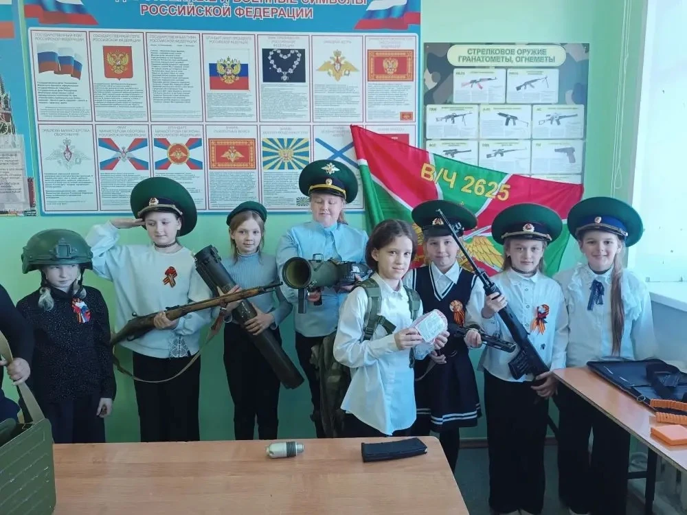 🛡️ В Бердюжской школе продолжается выставка вооружения и экипировки, организованная местным отделени