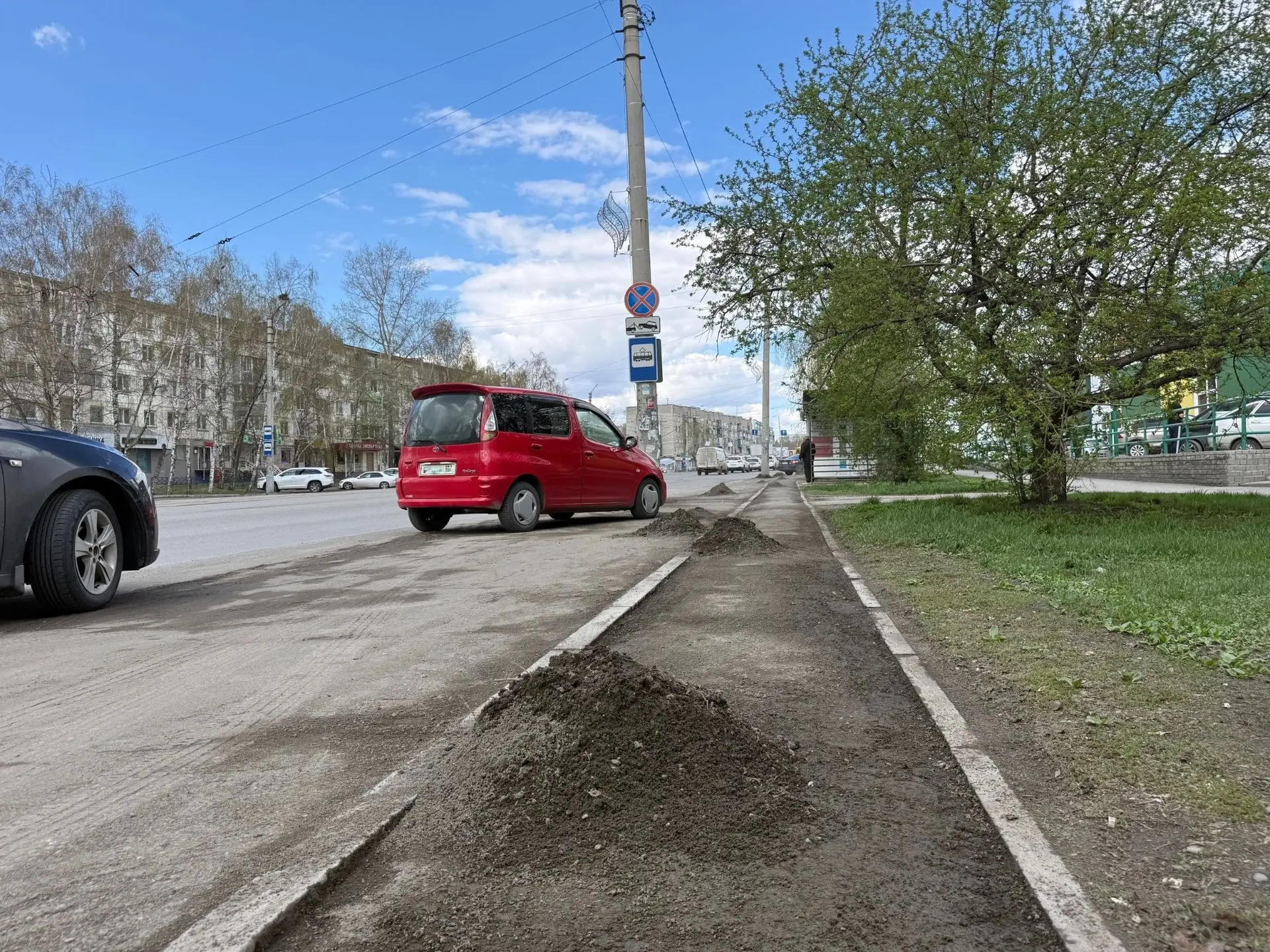 Коммунальные службы продолжают работы по содержанию дорог и благоустройству городских территорий ⁣ 🚜