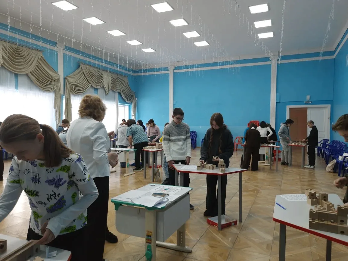 Сегодня в лицее прошел региональный чемпионат по куборо "Решения и стратегии".