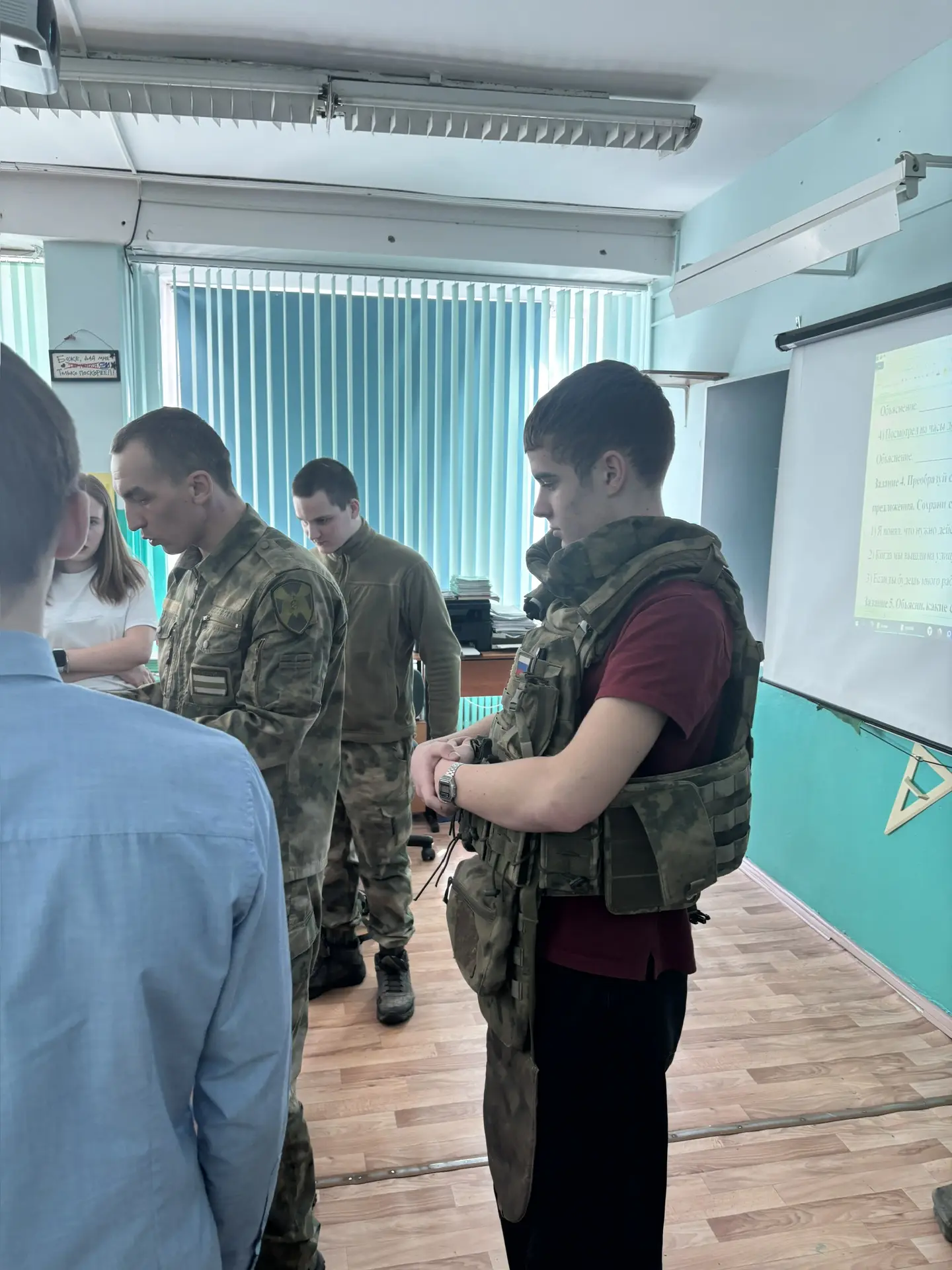 Встреча с героями: как наши школьники познакомились с армией и попробовали себя в роли операторов др